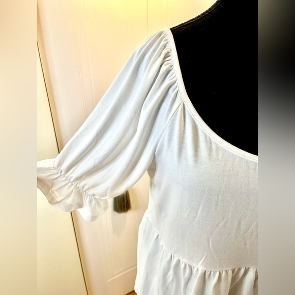 Romantic V-neck white tee w/empire peplum, puff elastic sleeves w/flair trim 🤍 - Picture 5 of 9